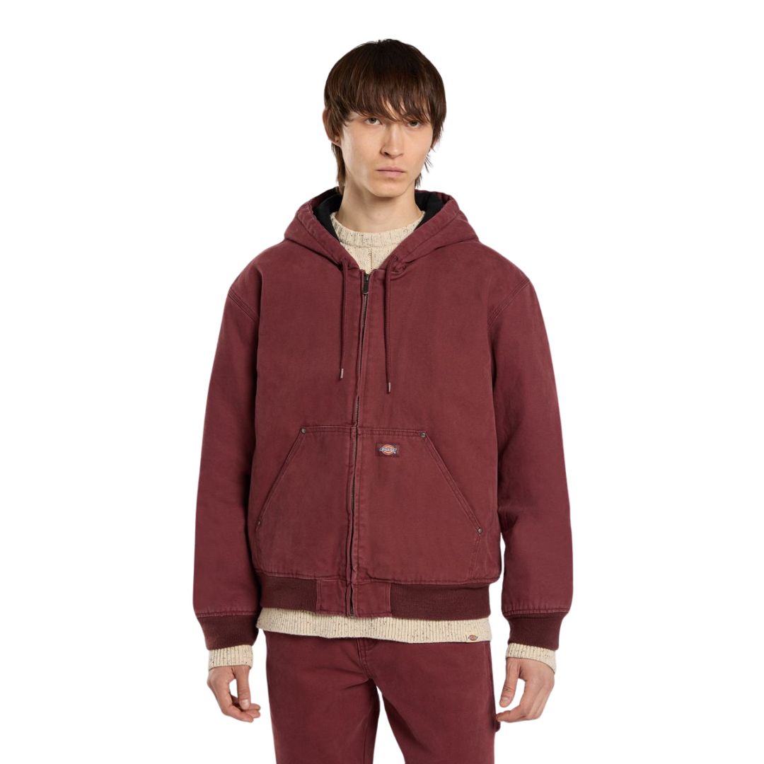 Modelo de frente con la chaqueta Dickies Hilham Hooded Canvas color Andorra totalmente cerrada.