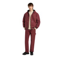 Modelo vistiendo conjunto completo con chaqueta Dickies Hilham Hooded Canvas color Andorra de cuerpo entero.