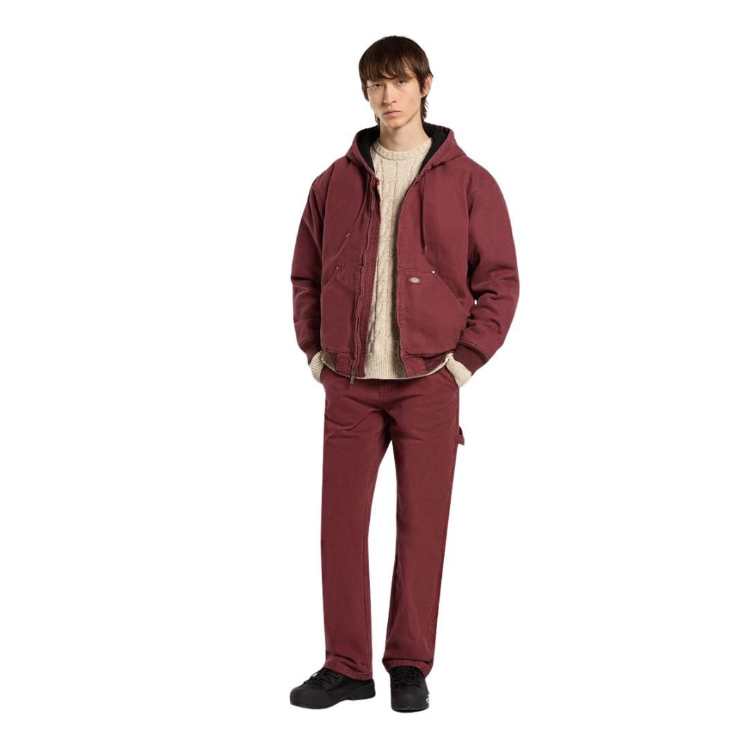 Modelo vistiendo conjunto completo con chaqueta Dickies Hilham Hooded Canvas color Andorra de cuerpo entero.