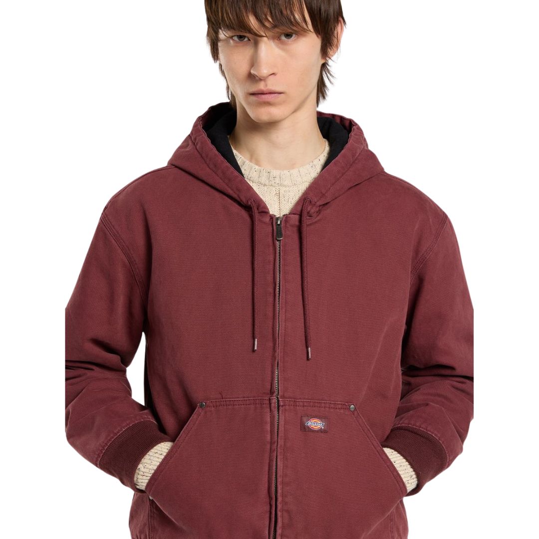 Primer plano frontal de la chaqueta Dickies Hilham Hooded Canvas color Andorra con capucha puesta.