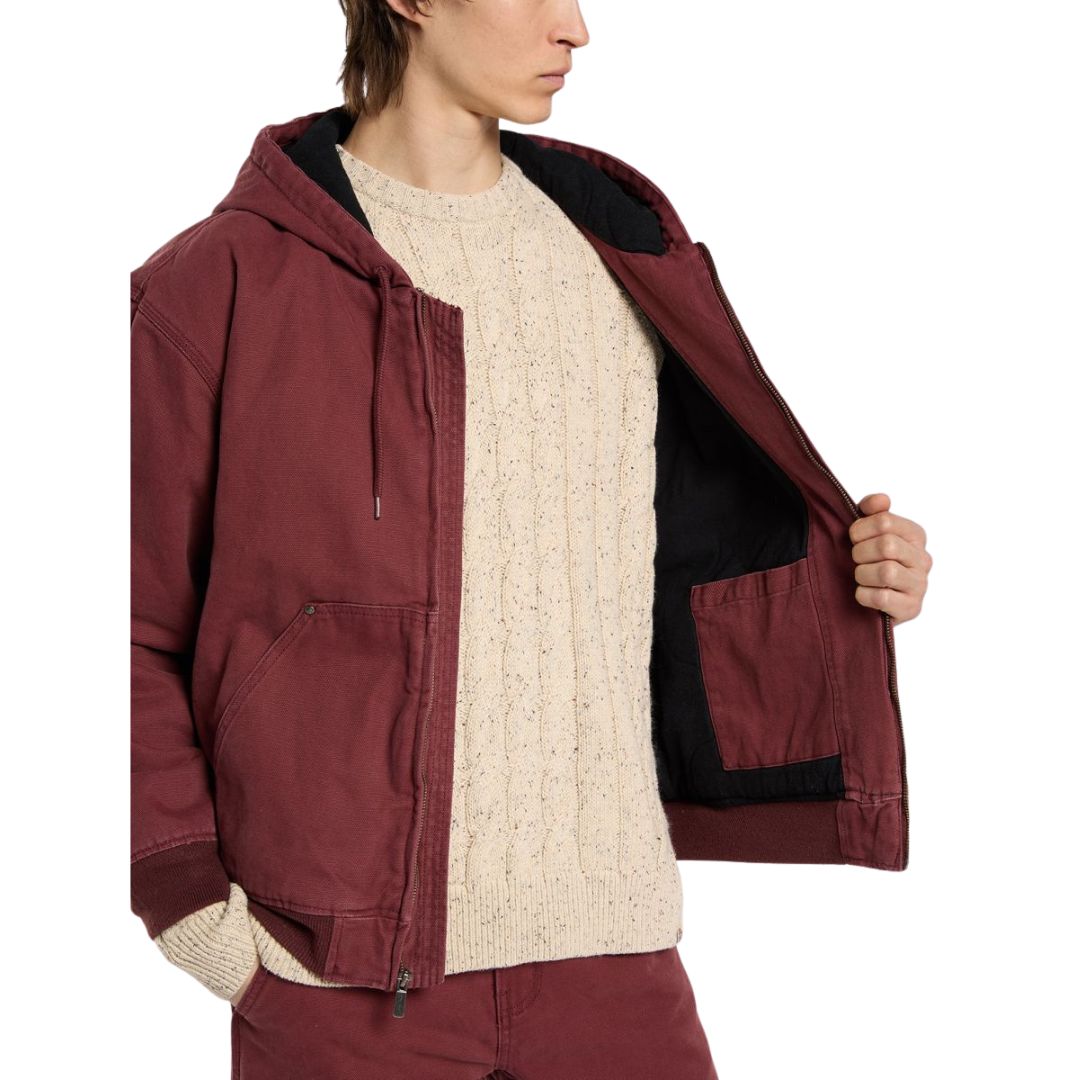 Modelo mostrando interior de la chaqueta Dickies Hilham Hooded Canvas color Andorra abierta.