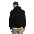Modelo de espaldas luciendo chaqueta Dickies Hilham Hooded Canvas negra con capucha puesta.