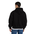Modelo de espaldas con la Dickies Hilham LN DNM Hood Bomber, bomber de denim negro con capucha, costuras marcadas en hombros y mangas, bajo y puños acanalados, sobre vaqueros.