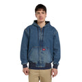 Modelo de frente con la Dickies Hilham LN DNM Hood Bomber vaquera azul lavado y capucha bajada, cordones colgando, bolsillo canguro con etiqueta Dickies y puños acanalados.