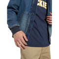 Detalle de la cremallera metálica y el pespunte doble de la Dickies Hilham LN DNM Hood Bomber, chaqueta de denim azul lavado con cordón de capucha y puño acanalado azul marino.