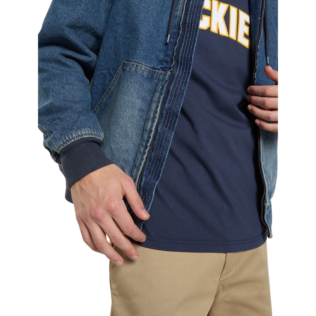 Detalle de la cremallera metálica y el pespunte doble de la Dickies Hilham LN DNM Hood Bomber, chaqueta de denim azul lavado con cordón de capucha y puño acanalado azul marino.