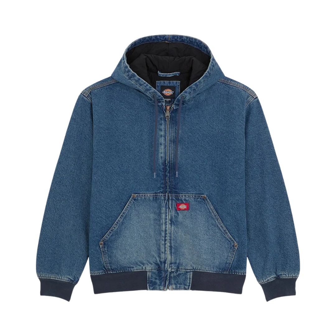 Dickies Hilham LN DNM Hood Bomber, chaqueta vaquera azul lavado en plano frontal con cremallera, cordón de la capucha, bolsillo canguro con etiqueta Dickies y forro acolchado negro.