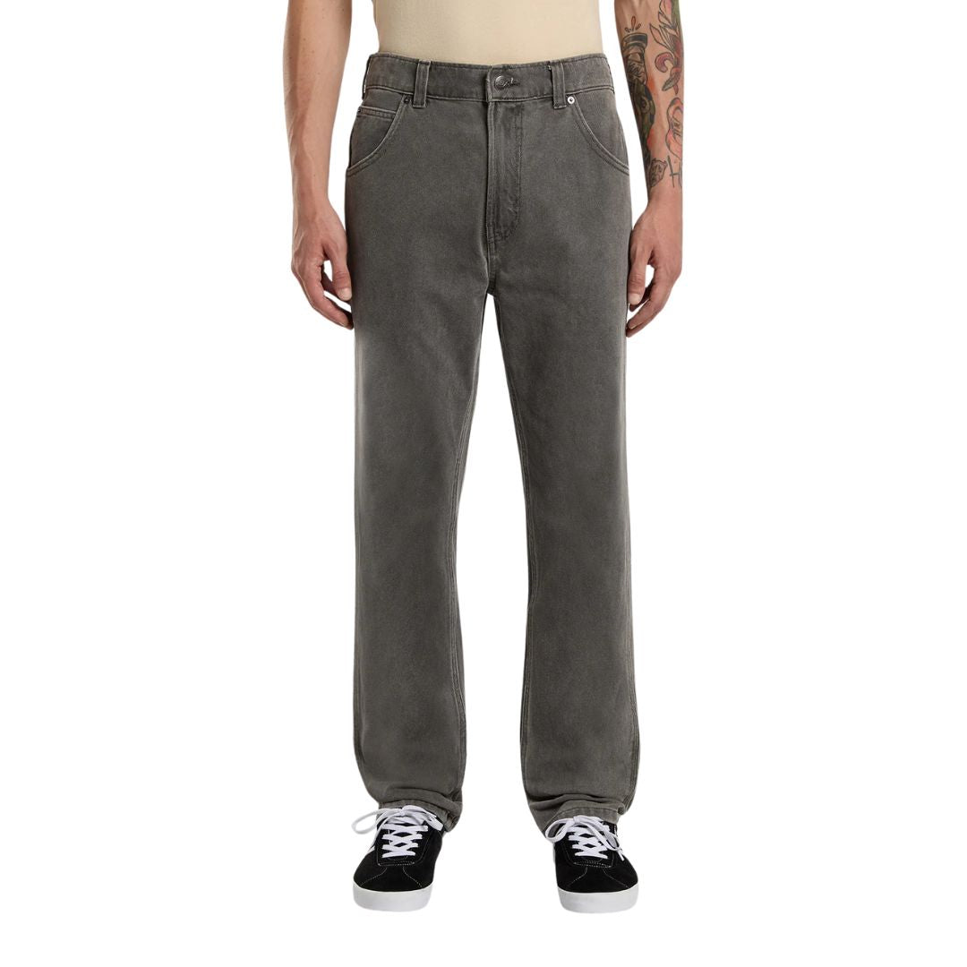 Vista frontal del modelo con el pantalón Dickies Houston Denim Grey Wash Tinted gris lavado, estilo relajado y urbano.