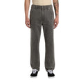 Vista frontal del modelo con el pantalón Dickies Houston Denim Grey Wash Tinted gris lavado, estilo relajado y urbano.