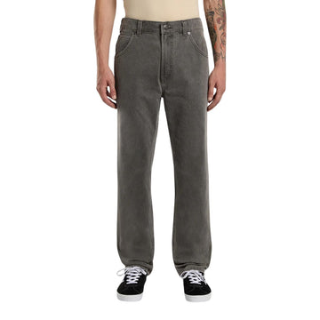 Vista frontal del modelo con el pantalón Dickies Houston Denim Grey Wash Tinted gris lavado, estilo relajado y urbano.