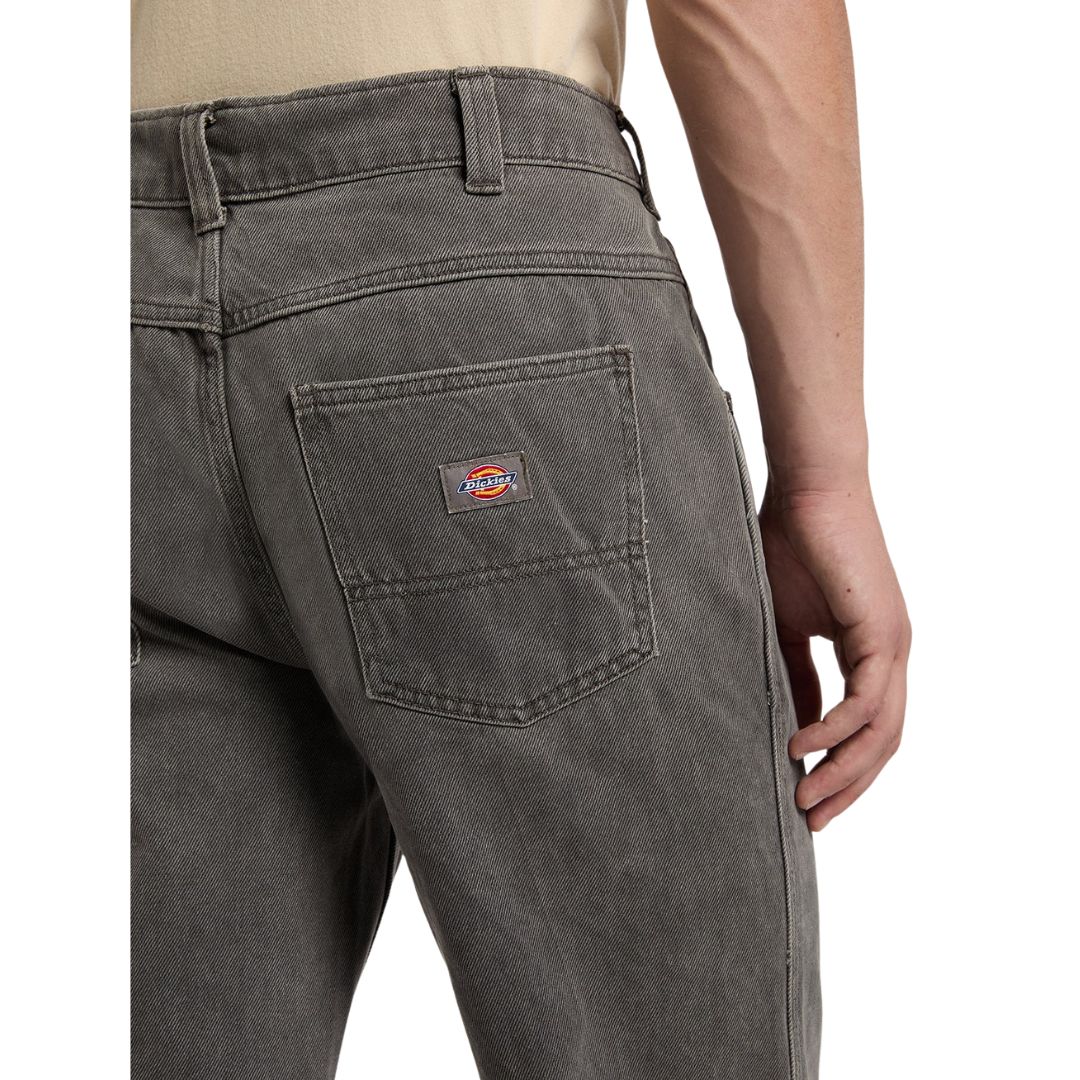 Detalle del bolsillo trasero del pantalón Dickies Houston Denim Grey Wash Tinted gris lavado con logo Dickies bordado.