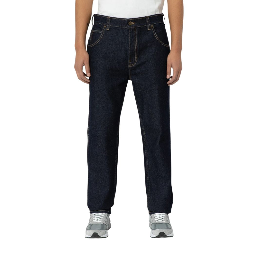 Pantalón Dickies Houston Denim Rinsed color azul oscuro visto desde delante, estilo recto y clásico de cinco bolsillos.