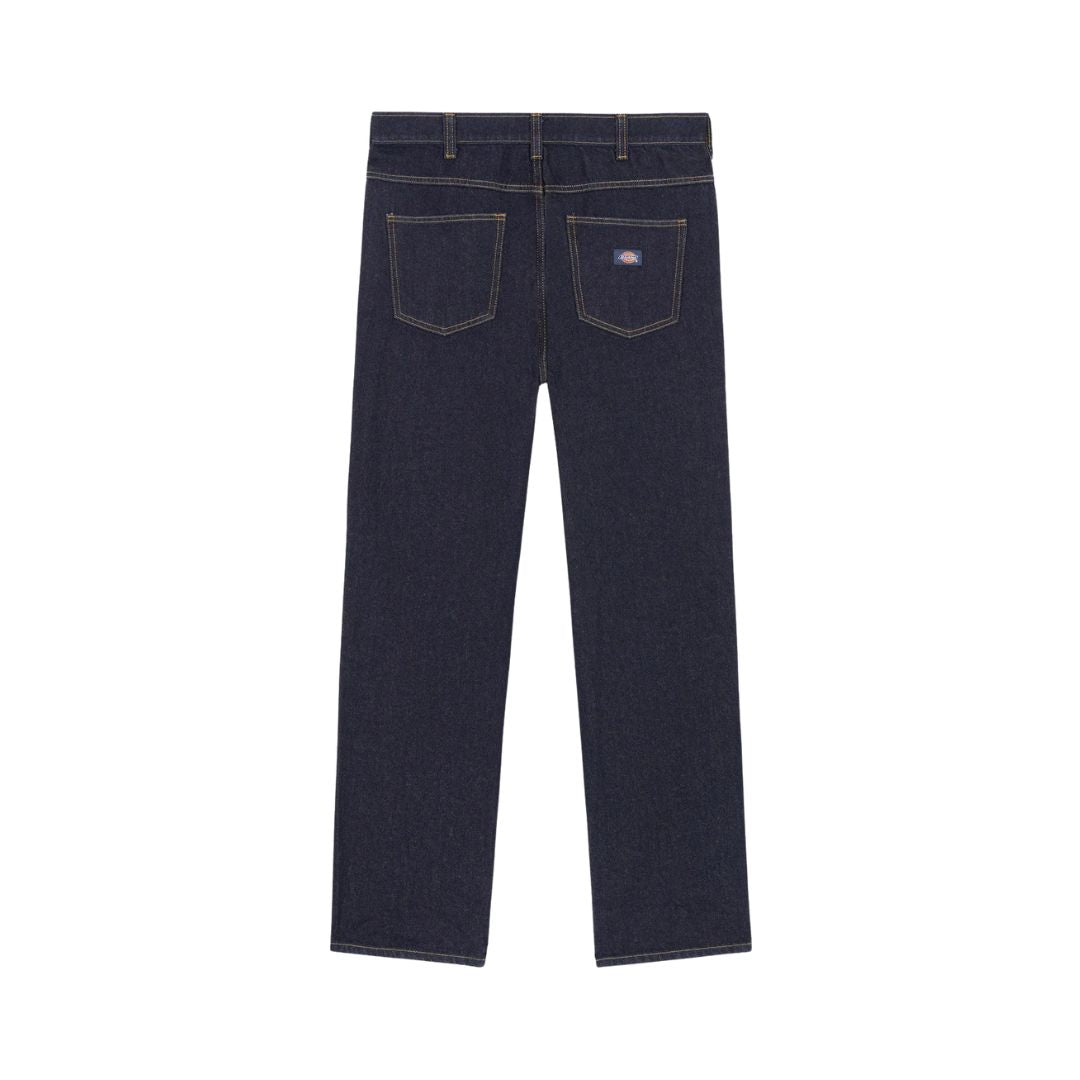 Vista trasera del pantalón Dickies Houston Denim Rinsed en color azul oscuro con etiqueta de la marca en el bolsillo.