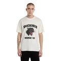 Modelo de frente con la Dickies McDermitt SS Tee blanca crudo, mostrando el estampado gráfico de pantera rugiendo en el pecho y el cuello acanalado.