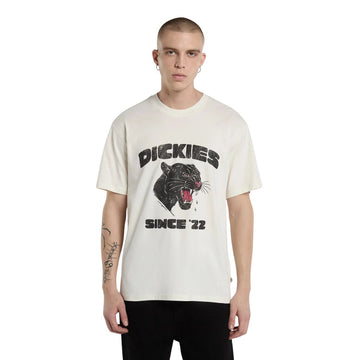 Modelo de frente con la Dickies McDermitt SS Tee blanca crudo, mostrando el estampado gráfico de pantera rugiendo en el pecho y el cuello acanalado.