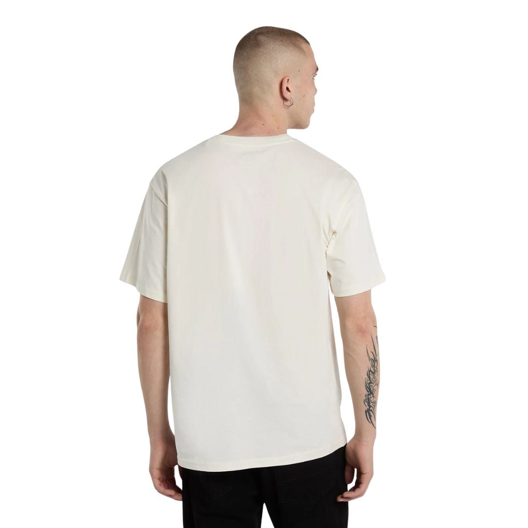Modelo de espaldas con la Dickies McDermitt SS Tee, camiseta boxy blanca crudo de manga corta y espalda lisa, sobre un pantalón vaquero negro ancho.