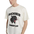 Detalle del estampado gráfico de pantera rugiendo de la Dickies McDermitt SS Tee blanca crudo, camiseta boxy de algodón suave con cuello redondo acanalado.