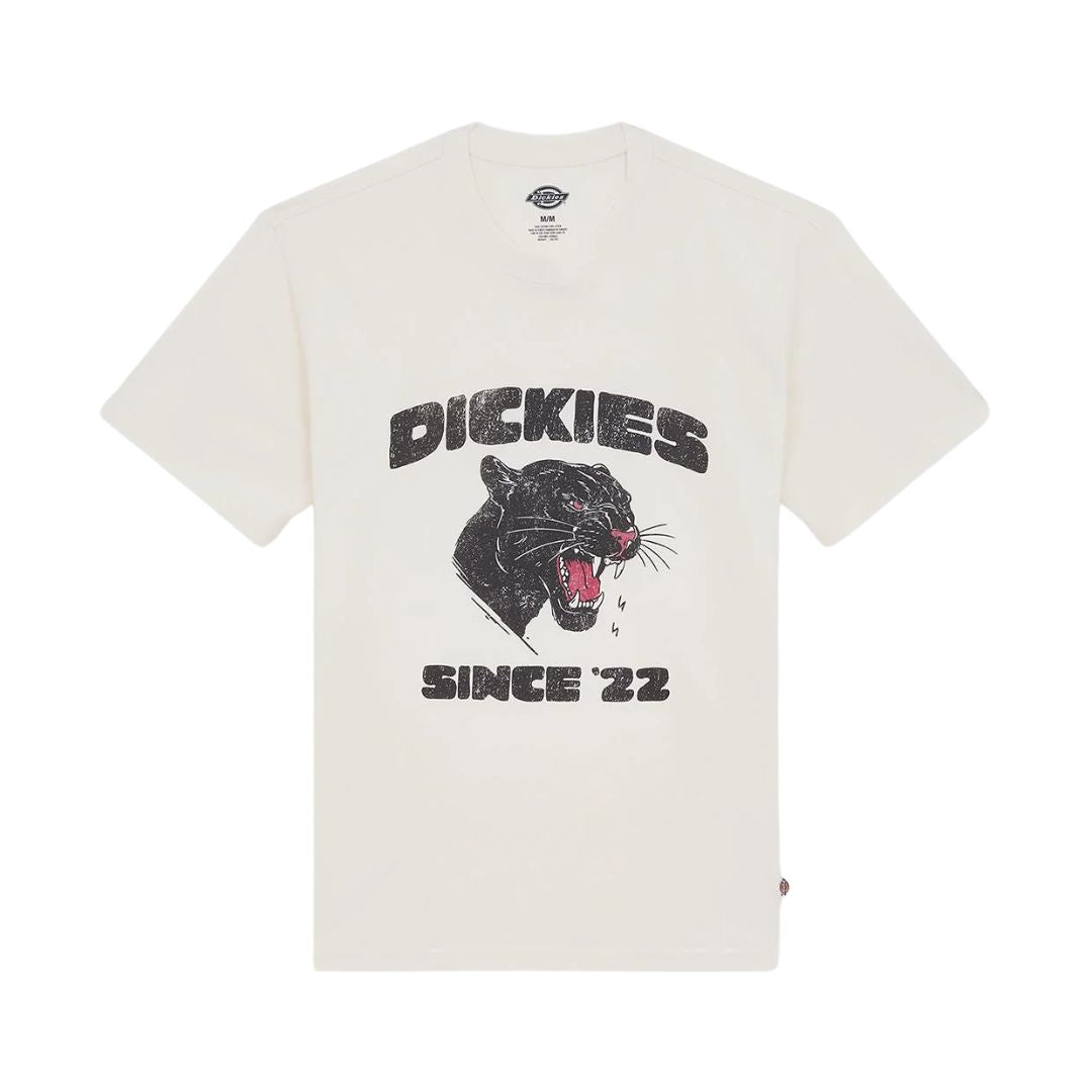 Dickies McDermitt SS Tee, camiseta blanca crudo de manga corta en plano frontal con estampado gráfico de pantera negra y el texto Dickies since 22 en el pecho.