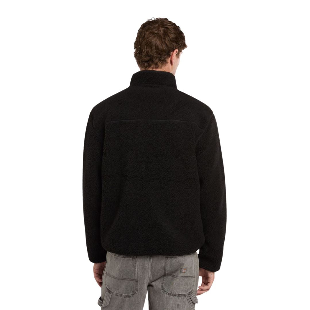 Vista trasera del modelo llevando el Dickies Mount Hope Fleece color Black mostrando el diseño limpio y corte relajado.