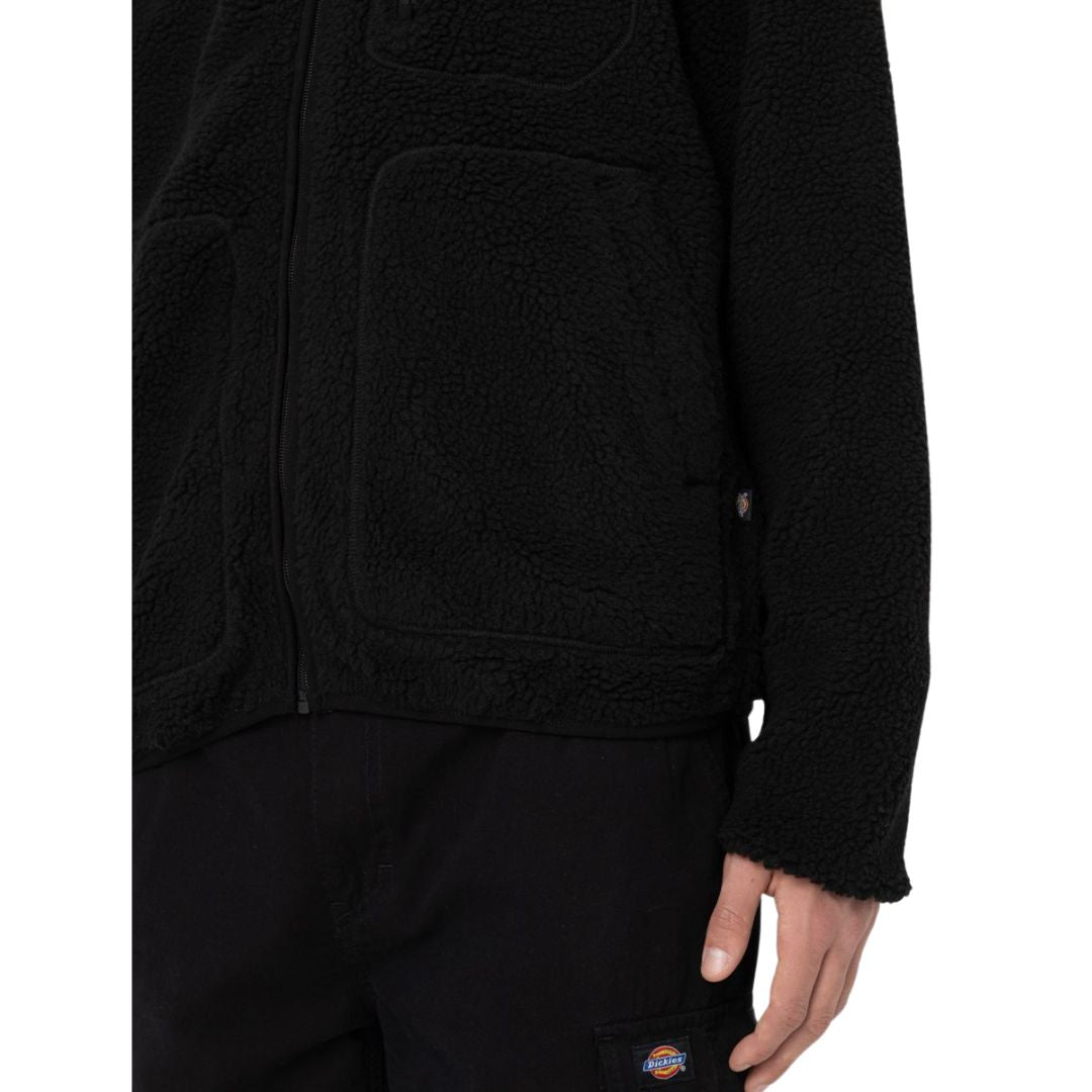 Primer plano de la parte inferior del Dickies Mount Hope Fleece color Black resaltando los bolsillos frontales y el acabado del tejido.