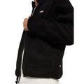 Detalle lateral del forro polar Dickies Mount Hope Fleece color Black con cremallera y textura popcorn fleece.