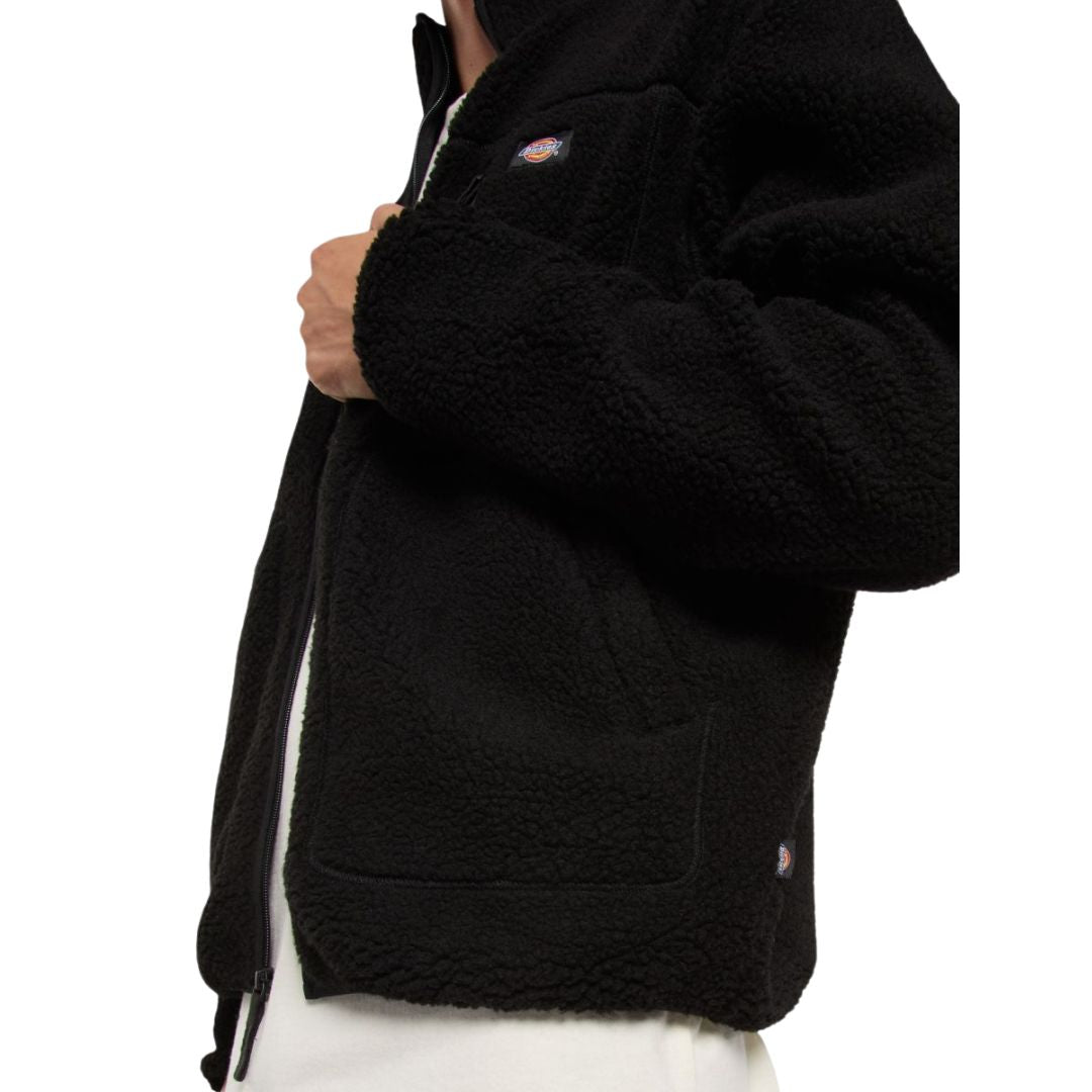 Detalle lateral del forro polar Dickies Mount Hope Fleece color Black con cremallera y textura popcorn fleece.