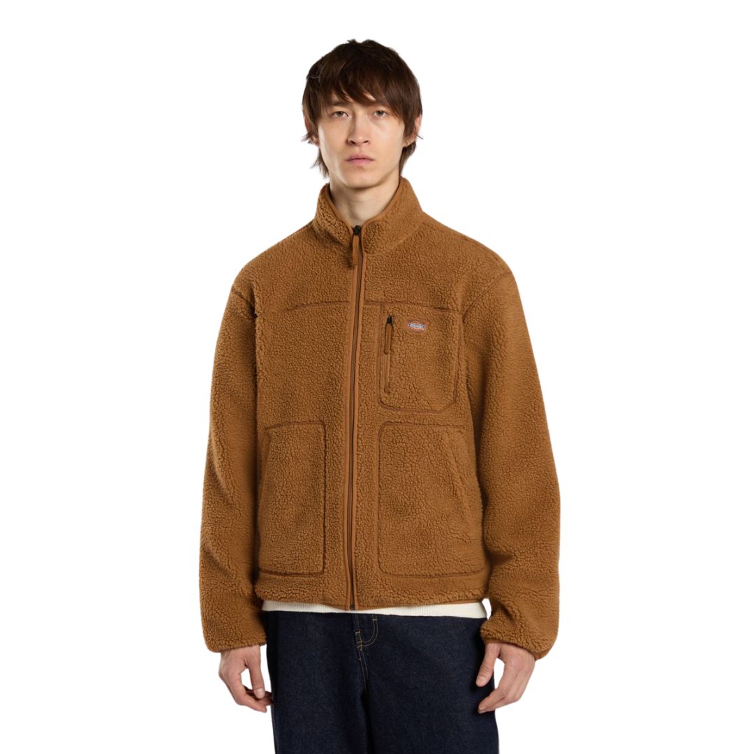 Modelo de frente luciendo el forro polar Dickies Mount Hope Fleece color Brown Duck con cremallera subida y cuello alto.