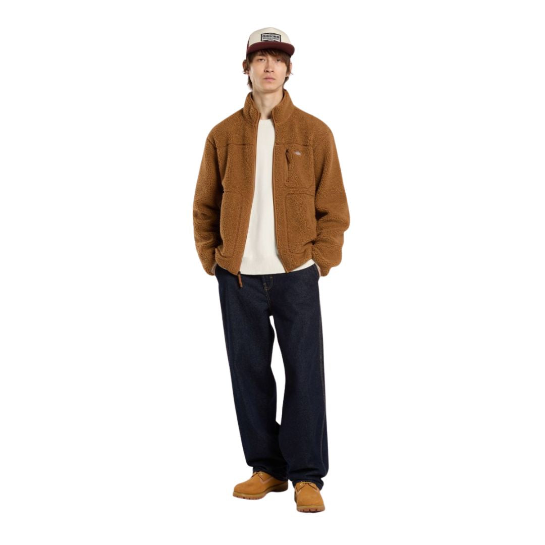 Modelo de cuerpo entero vistiendo el forro polar Dickies Mount Hope Fleece color Brown Duck combinado con pantalón vaquero.