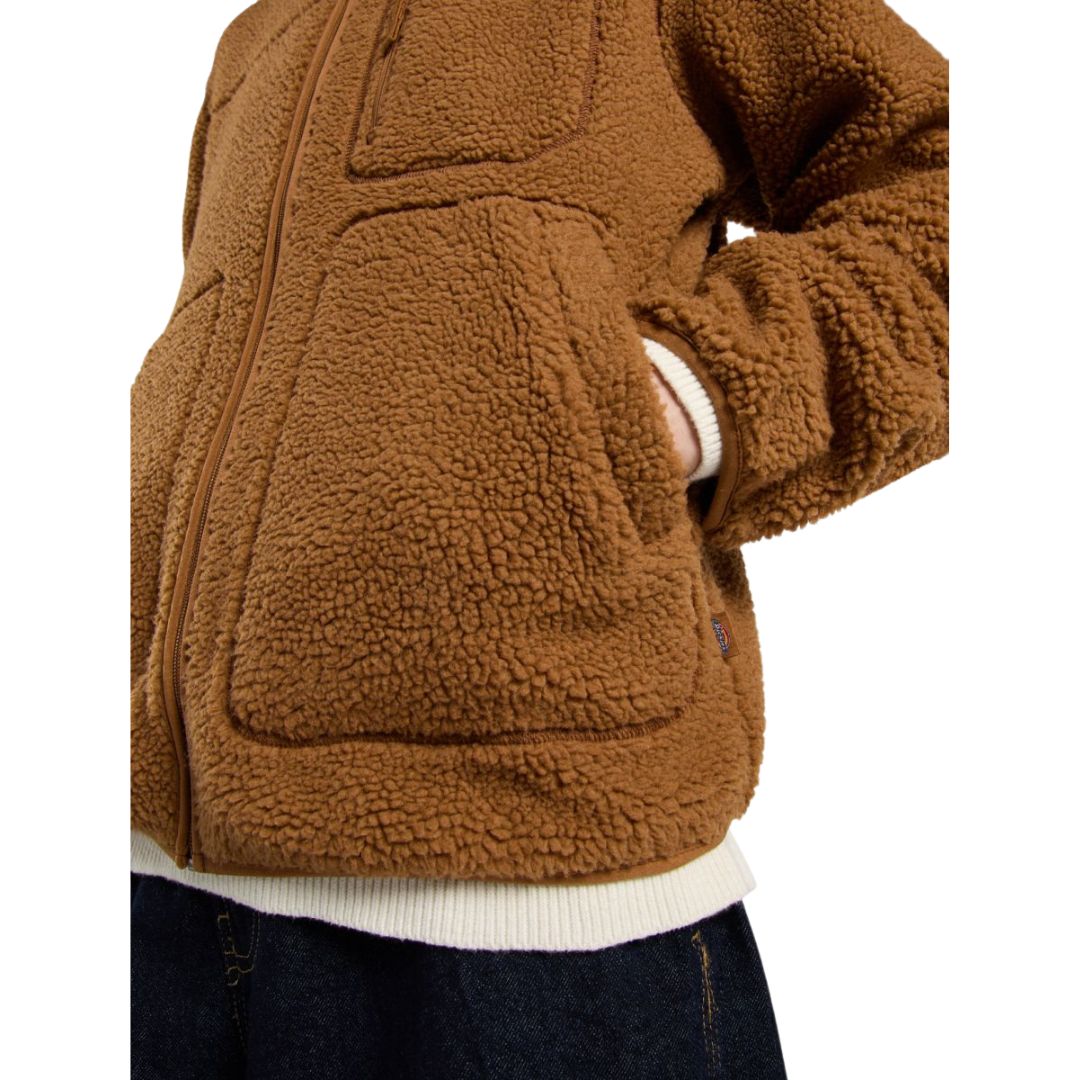 Detalle de los bolsillos laterales y textura popcorn fleece del Dickies Mount Hope Fleece color Brown Duck.