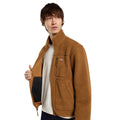 Modelo masculino luciendo el forro polar Dickies Mount Hope Fleece color Brown Duck abierto para mostrar el interior.