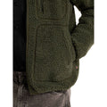 Detalle de los bolsillos con costuras vistas de la Dickies Mount Hope Fleece de forro polar popcorn verde oliva, con la cremallera del bolsillo de pecho y etiqueta tejida en el lateral.