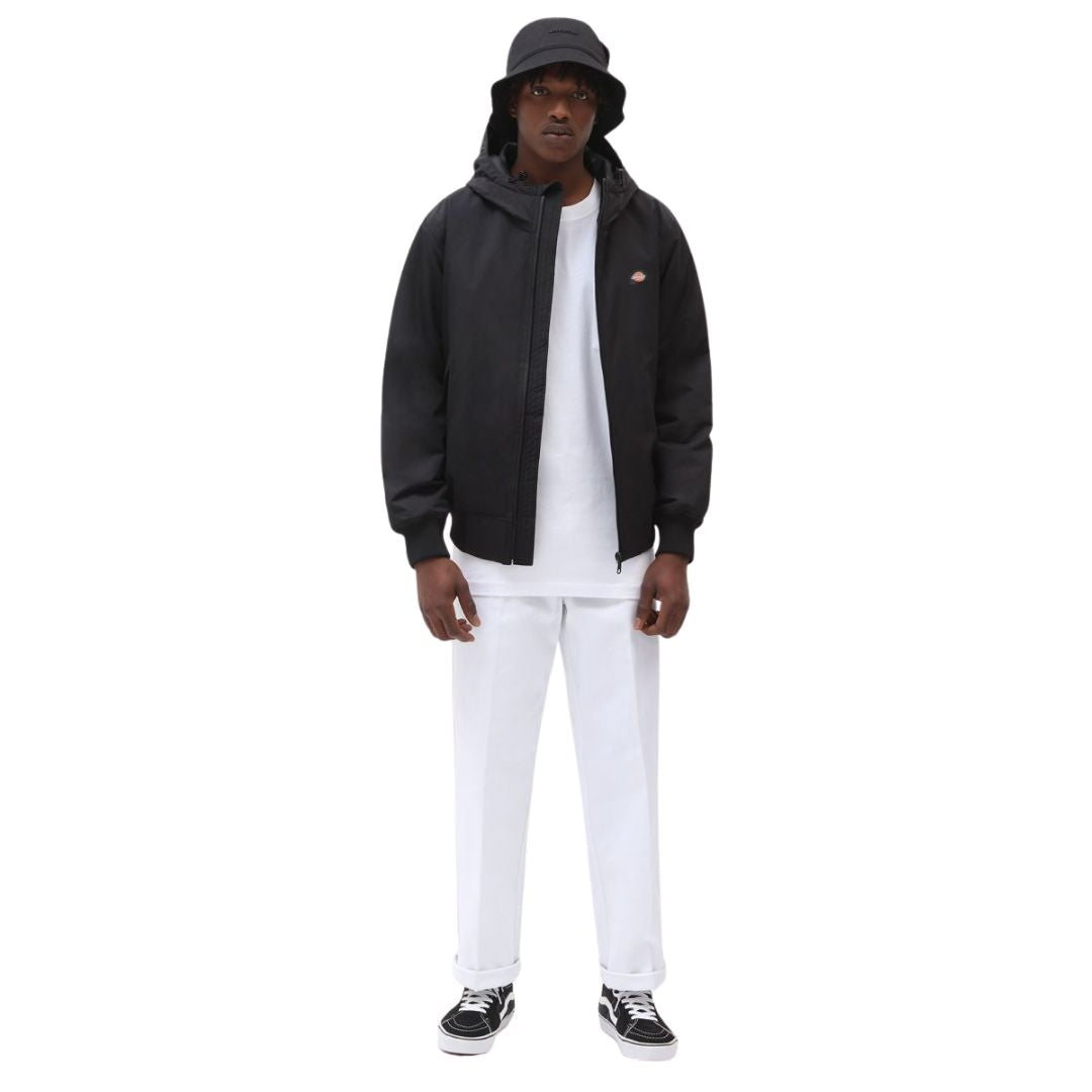 Modelo vistiendo chaqueta Dickies New Sarpy color negro con look completo.