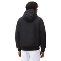 Vista trasera de modelo vistiendo la chaqueta Dickies New Sarpy color negro.