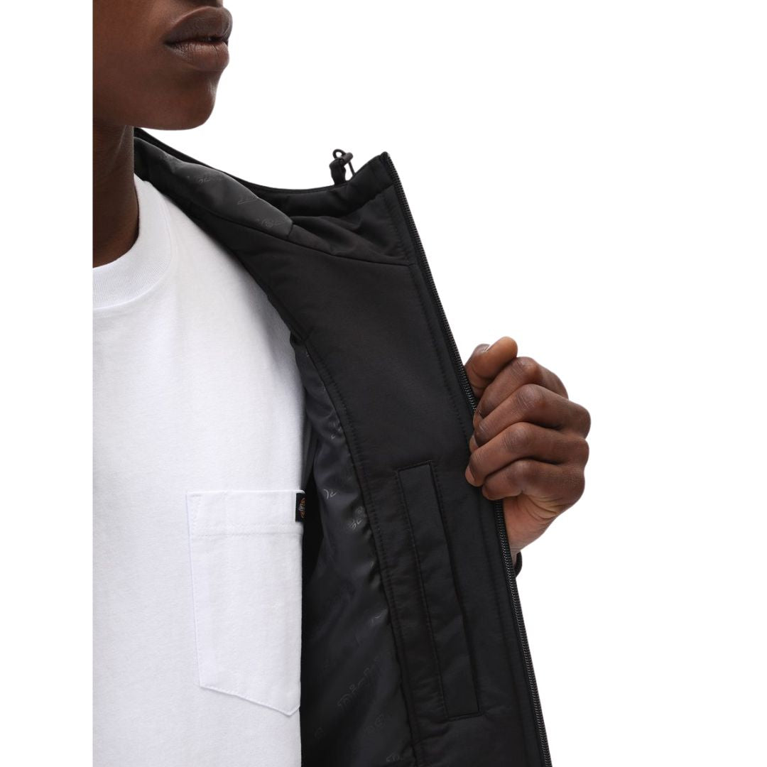 Detalle interior del forro acolchado de la chaqueta Dickies New Sarpy color negro.