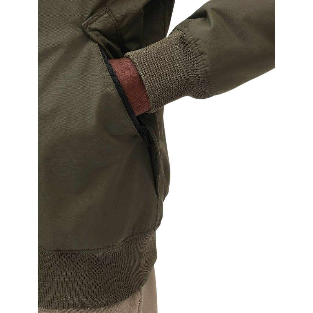Primer plano de bolsillo lateral con cremallera de la chaqueta Dickies New Sarpy verde militar.