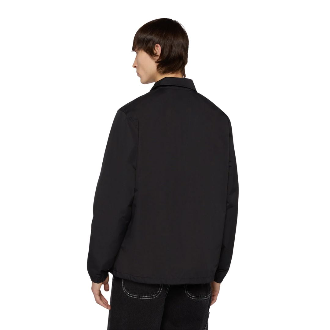 Chaqueta Dickies Oakport Coach Jacket negra vista trasera, diseño liso con ajuste recto.