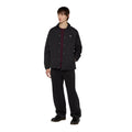 Vista frontal de la chaqueta Dickies Oakport Coach Jacket negra en modelo masculino.