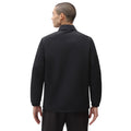 Vista trasera de la chaqueta Dickies Oakport Coach Jacket negra en modelo masculino.