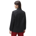 Vista trasera de la chaqueta Dickies Oakport Coach Jacket negra en modelo femenino.