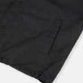 Detalle del tejido impermeable de la chaqueta Dickies Oakport Coach Jacket negra con bolsillo ribeteado.