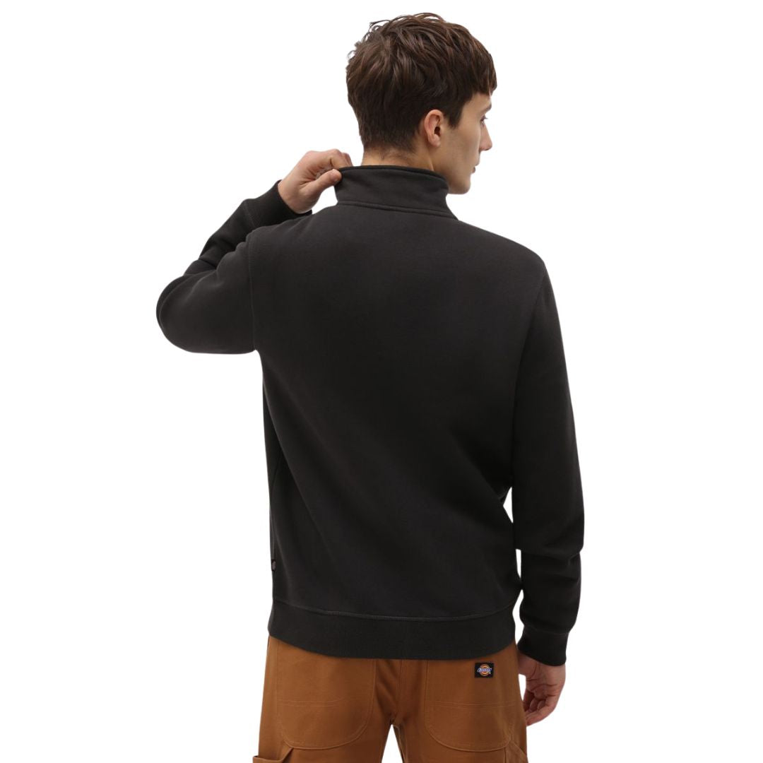 Vista trasera de la sudadera Dickies Oakport Quarter Zip negra, cuello alto y corte recto.