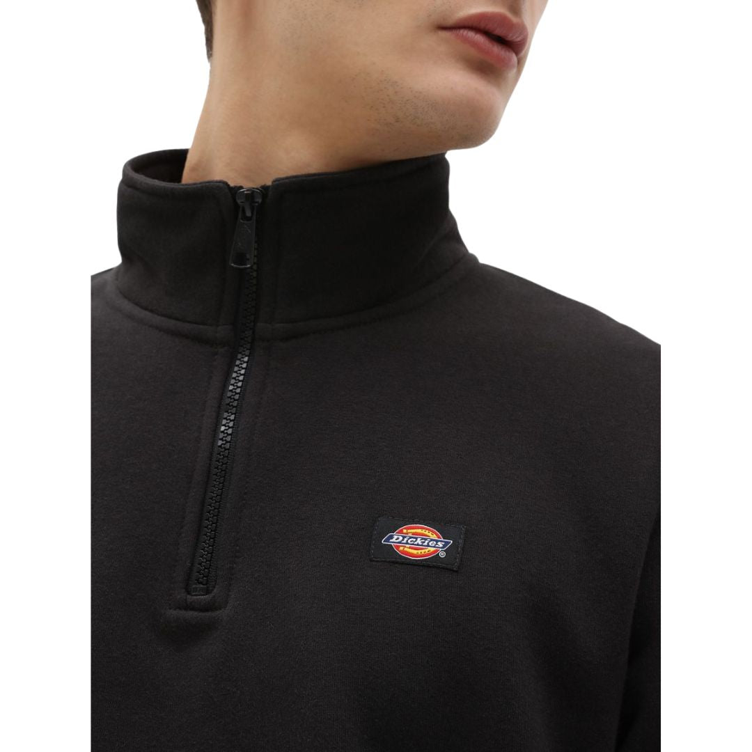 Detalle de la sudadera Dickies Oakport Quarter Zip negra con cuello alto y cremallera 1/4.