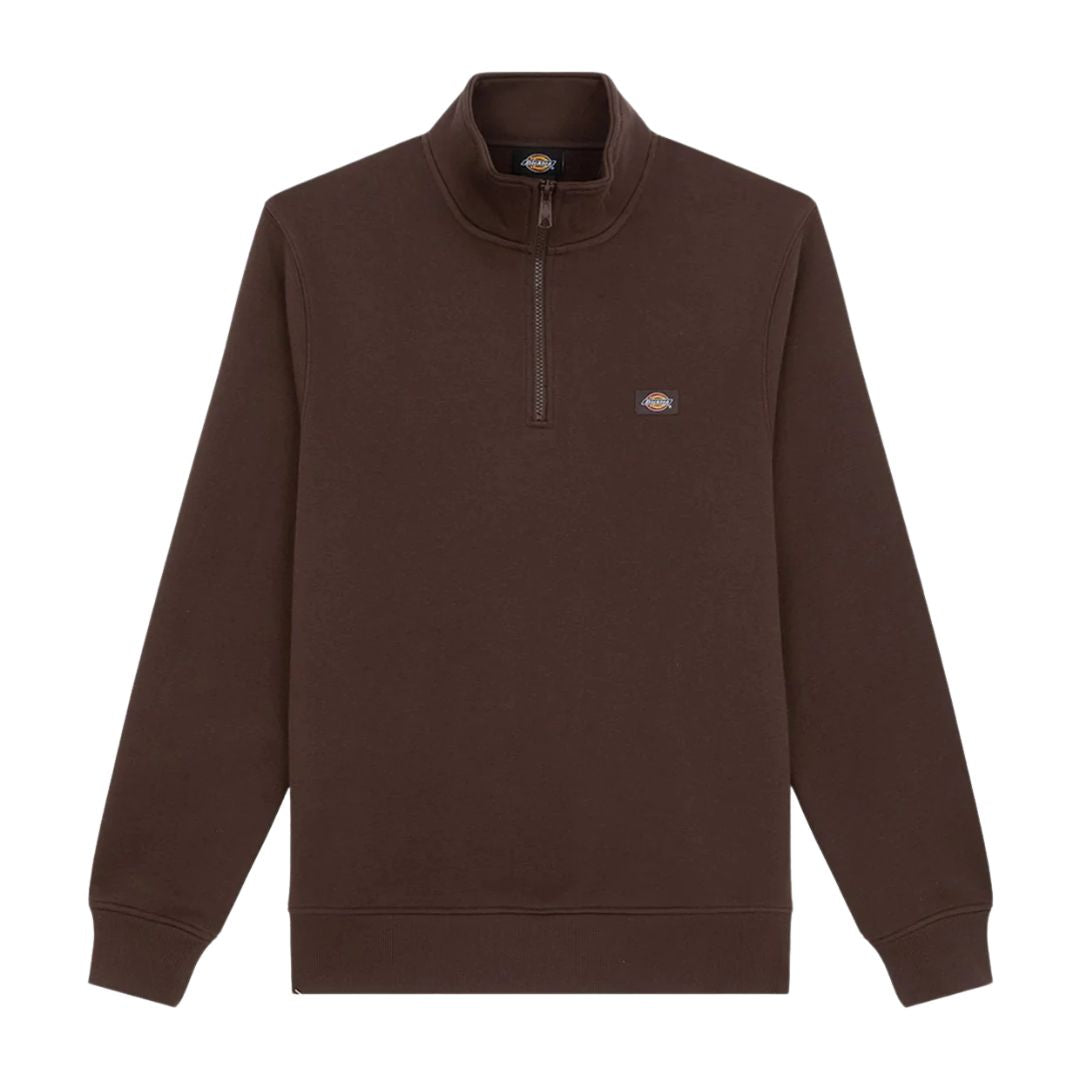 Dickies Oakport Quarter Zip, sudadera marrón chocolate de media cremallera vista frontal, con cuello alto, cremallera a tono y pequeña etiqueta Dickies en el pecho.