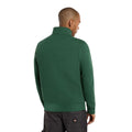 Vista trasera de la sudadera Dickies Oakport Quarter Zip verde pino sobre modelo masculino.