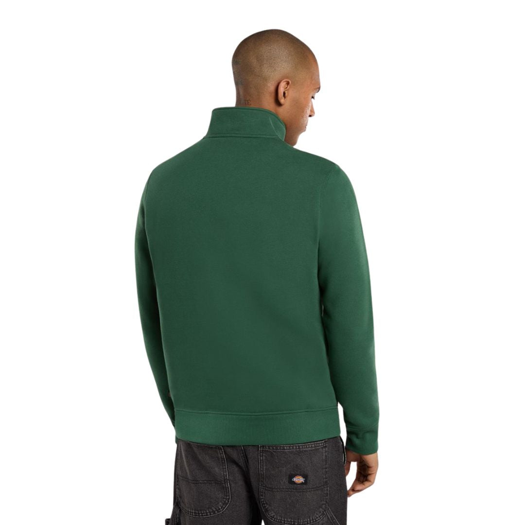 Vista trasera de la sudadera Dickies Oakport Quarter Zip verde pino sobre modelo masculino.