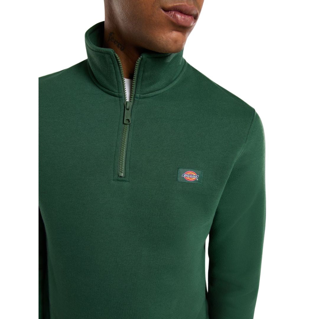 Sudadera Dickies Oakport Quarter Zip verde pino con cuello alto, cremallera 1/4 y logo en el pecho.
