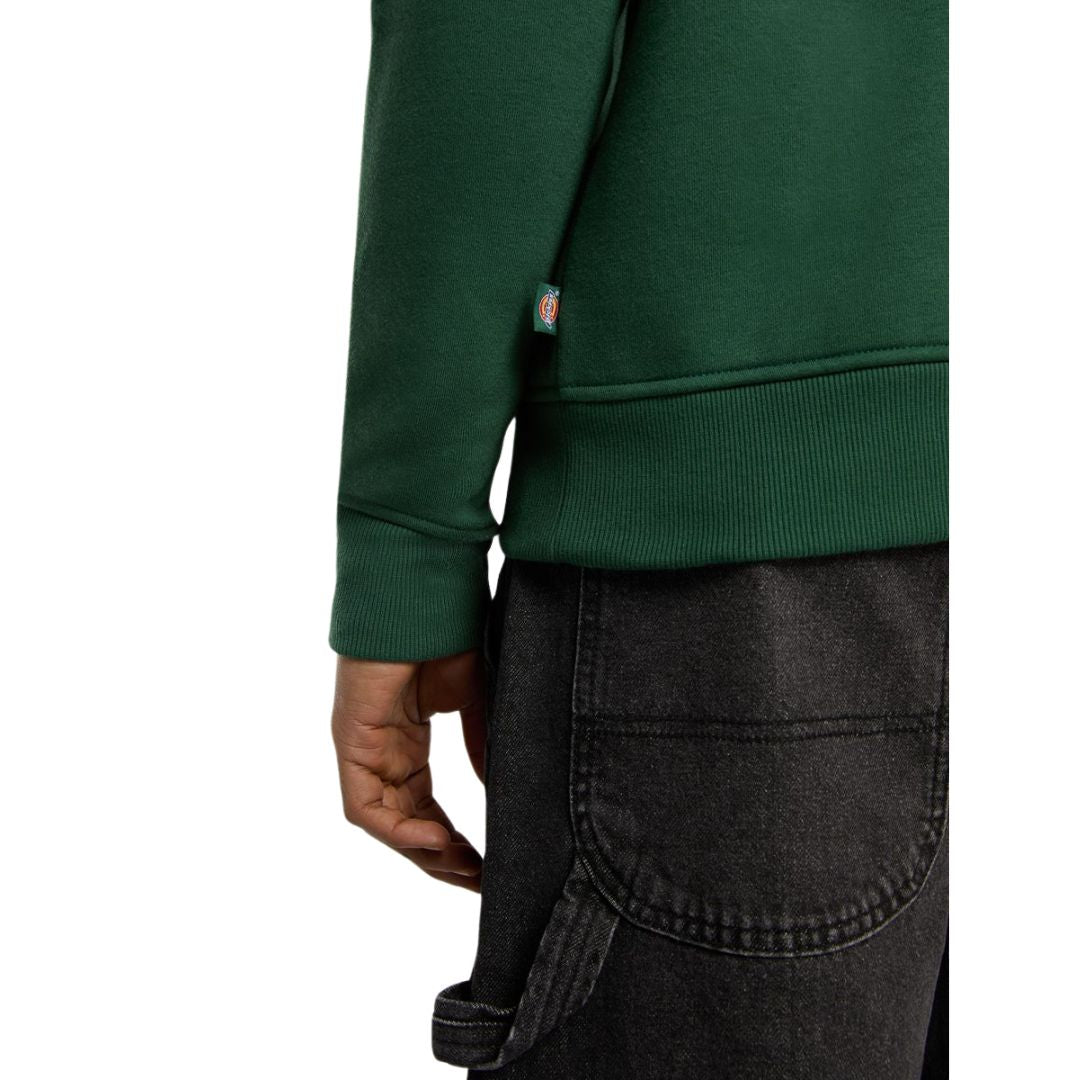 Detalle de la sudadera Dickies Oakport Quarter Zip verde pino con etiqueta tejida en el lateral.