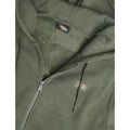 Detalle de la cremallera abierta, el interior de felpa, la etiqueta del cuello y el parche Dickies en el pecho de la sudadera Oakport Zip Hoodie verde Deep Depth.