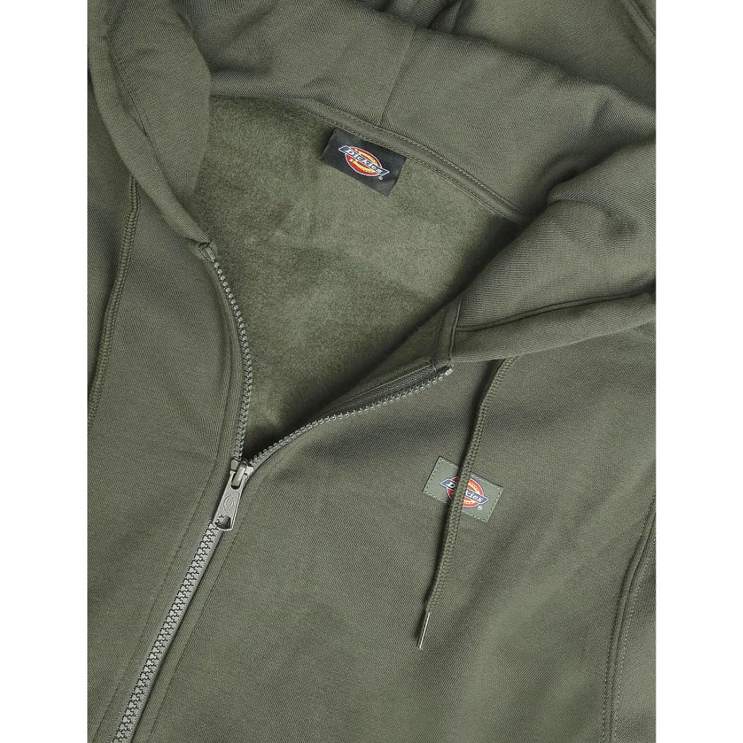 Detalle de la cremallera abierta, el interior de felpa, la etiqueta del cuello y el parche Dickies en el pecho de la sudadera Oakport Zip Hoodie verde Deep Depth.