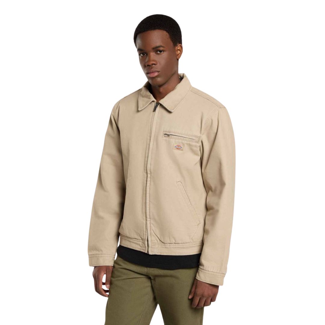 Modelo vistiendo chaqueta Dickies Painter Jacket Canvas color desert sand con corte recto y estilo workwear.